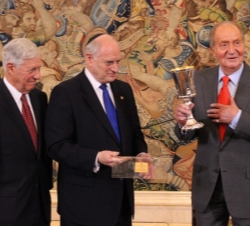 Su Majestad el Rey recibe un obsequio de manos del vicepresidente ejecutivo, Malcolm Hoenlein, en presencia del presidente de la Conferencia, Robert S